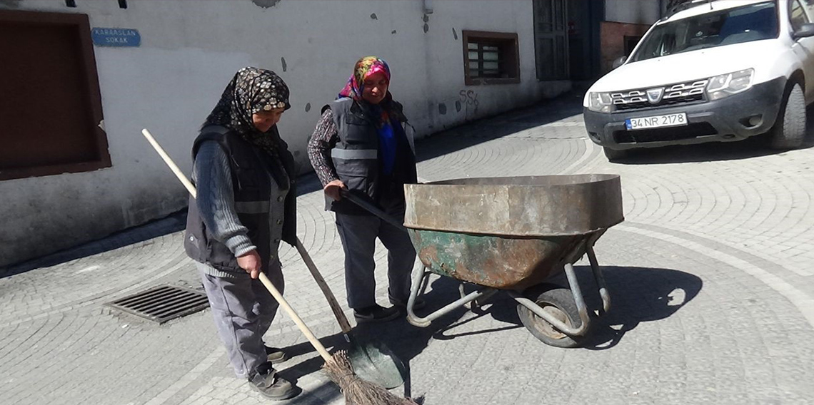 Emekçi kadınlar ekmek paralarını çöpten çıkartıyor