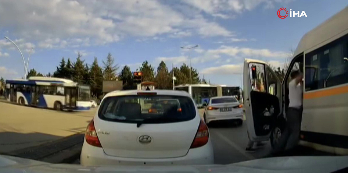 Ankara'da iki sürücü trafikte yumruklu kavga etti: O anlar araç kamerasında