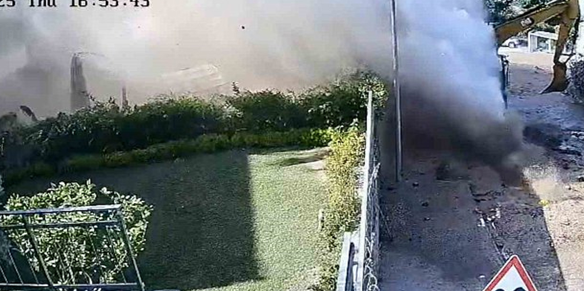 Su borusu bomba gibi patladı, site savaş alanına döndü
