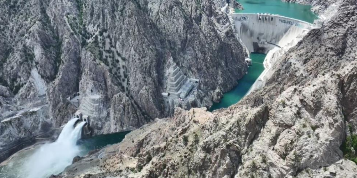 Yusufeli Barajı'nda kapaklar açıldı, gökkuşağı görüntüsü hayran bıraktı