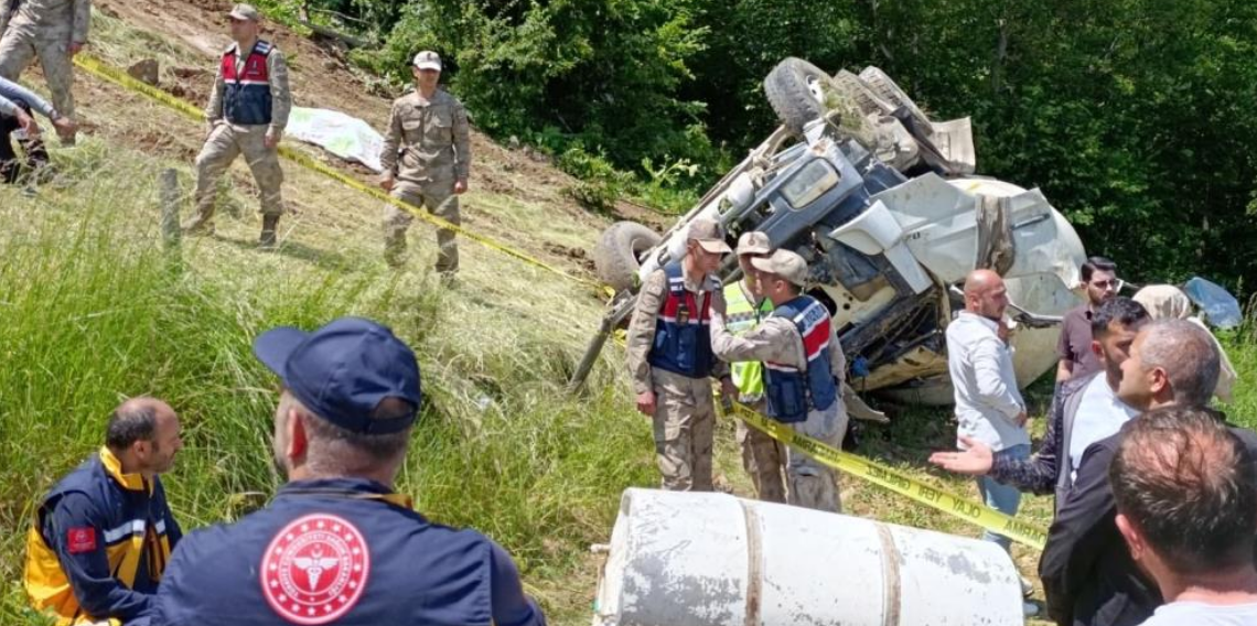 Gümüşhane'de beton mikseri 150 metrelik dik yamaçtan yuvarlandı