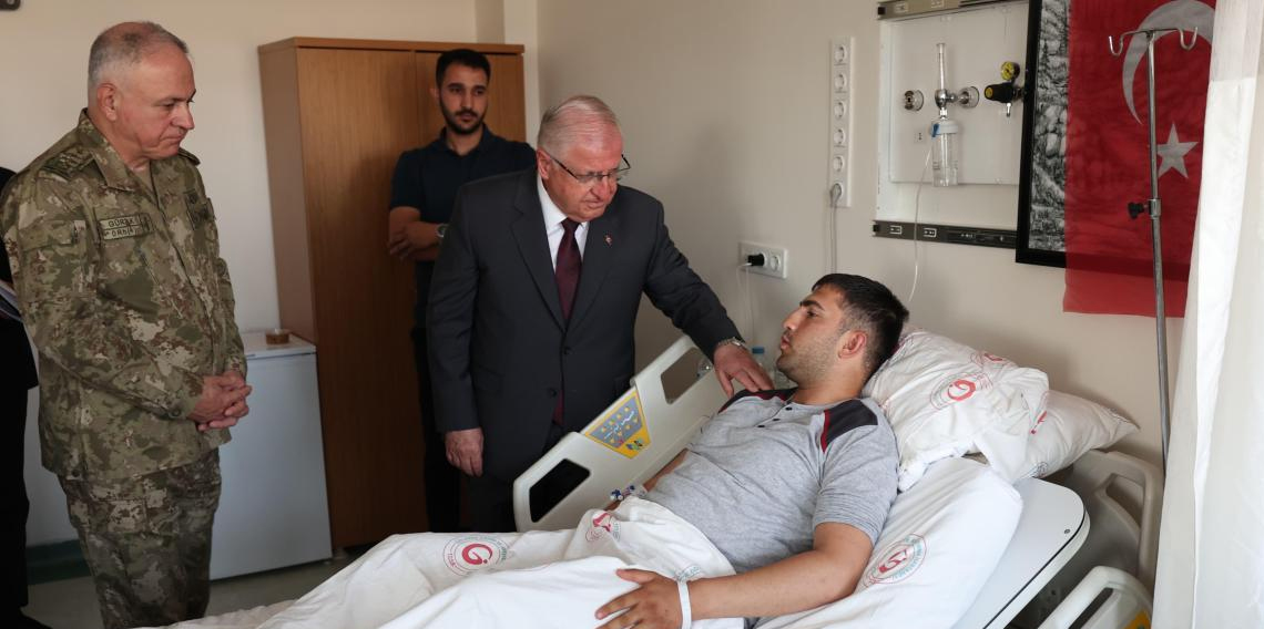 Milli Savunma Bakanı Güler, metan gazından zehirlenen askerleri ziyaret etti