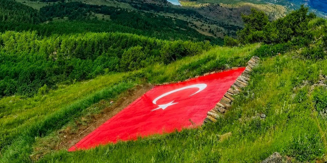 Limni Gölü Tabiat Parkı yaz ortasında ziyaretçilerini sis ve serin havayla karşılıyor