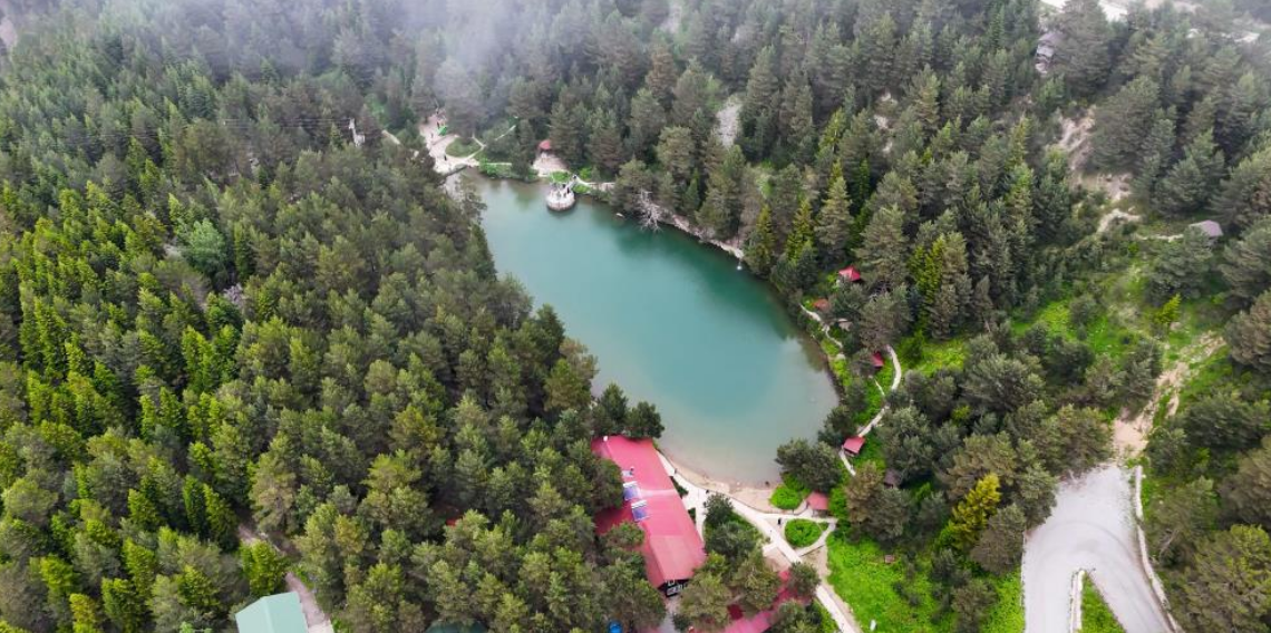 Limni Gölü Tabiat Parkı yaz ortasında ziyaretçilerini sis ve serin havayla karşılıyor