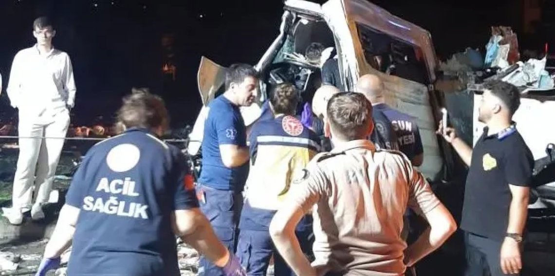 Samsun'da kamyonet yoldan çıkıp ağaca çarptı! 2 yaralı