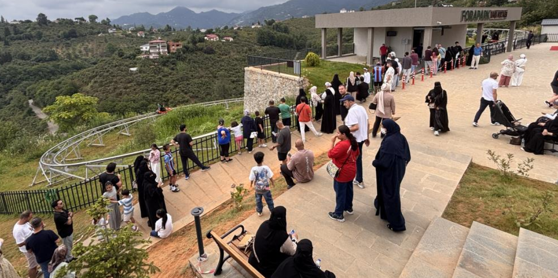 Trabzon'da dağ kızağına turist akını: Metrelerce kuyruk oluşuyor
