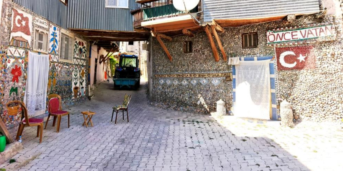 Topladığı binlerce taşı sanata dönüştürdü: Köyünü açık hava müzesine çevirdi