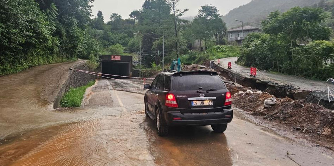 Arhavi'de heyelan riski nedeniyle tünel trafiğe kapatıldı