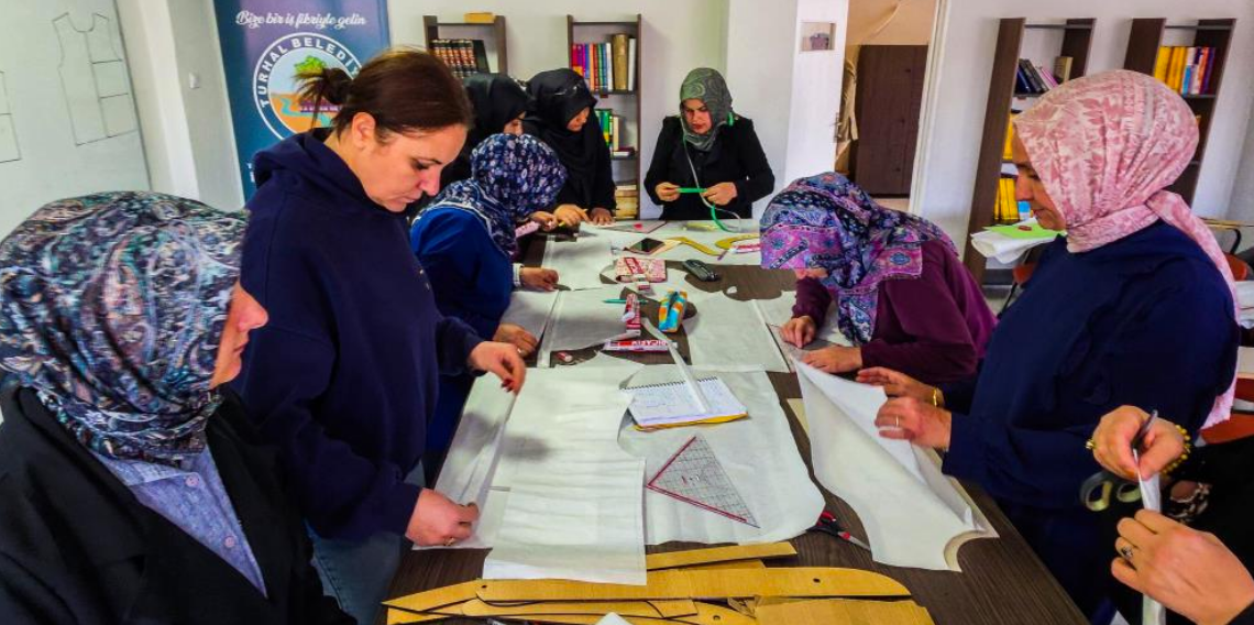 Kadınlar moda tasarımı kursuyla meslek öğreniyor