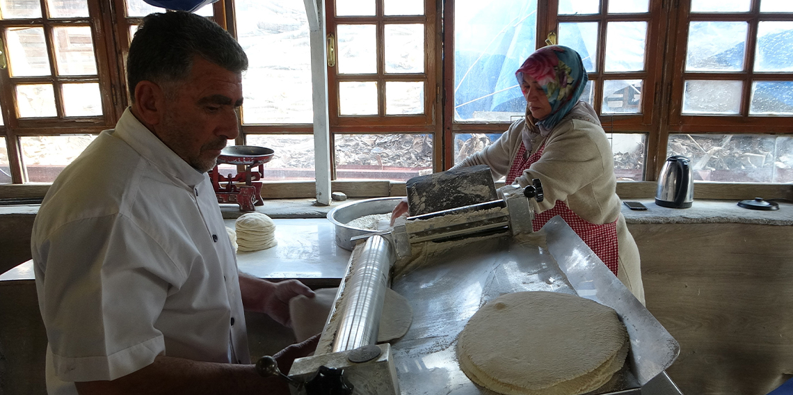 Malatya'da depremzede esnaf tandır ekmeği geleneğini sürdürüyor