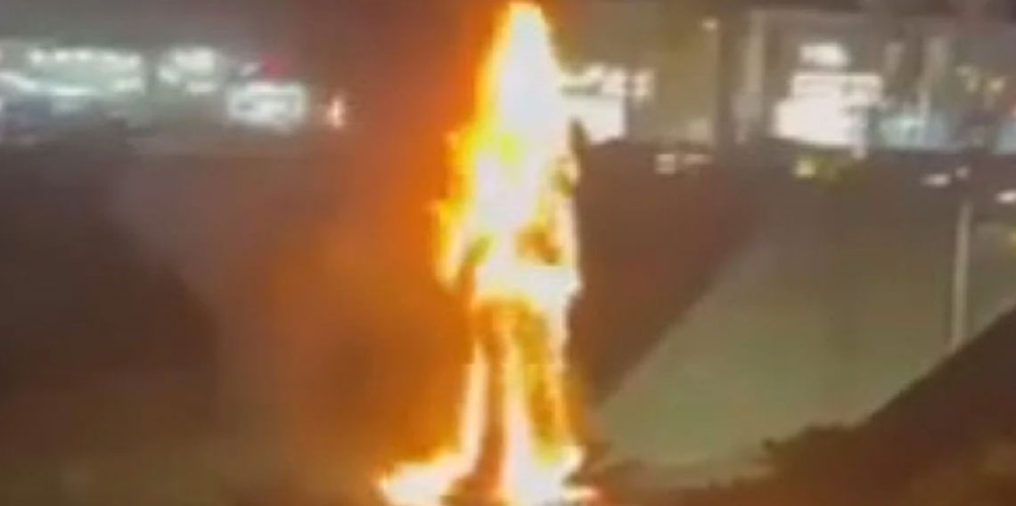 İran'da protestocular, Kasım Süleymani'nin heykelini yaktı