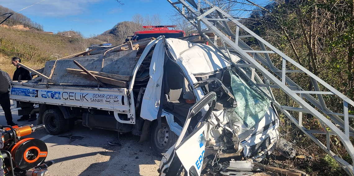 Lastiği patlayan kamyonet elektrik direğine çarptı: 2 yaralı