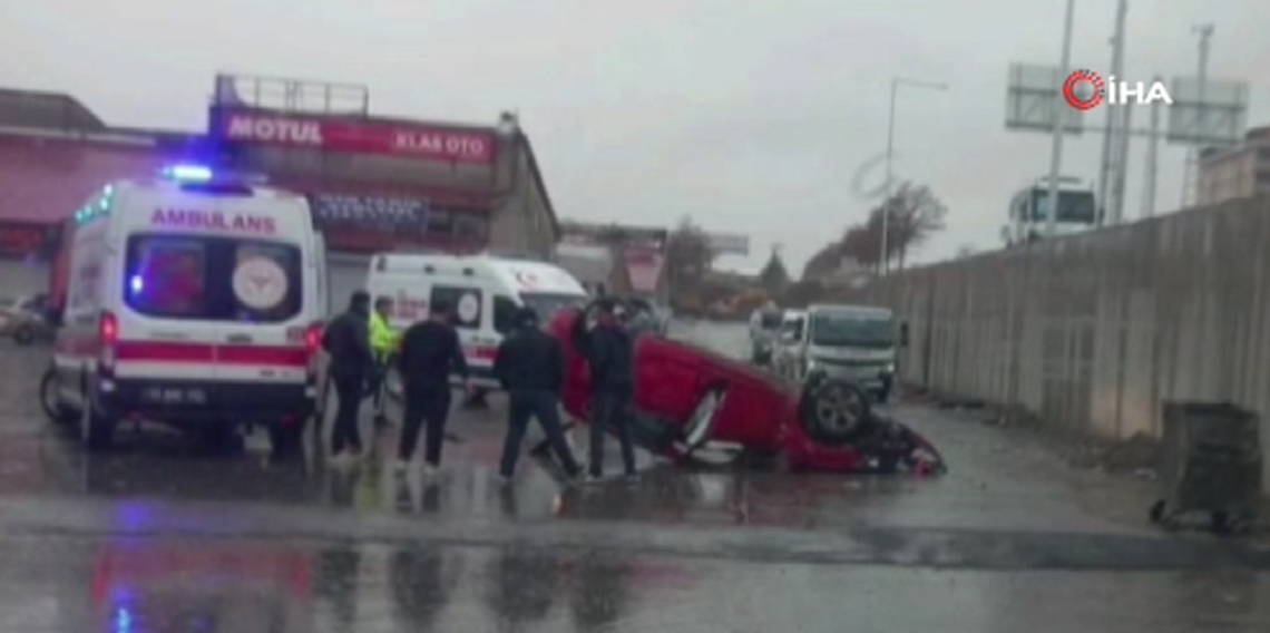 Tatvan’da otomobil köprülü kavşaktan uçtu: 2 yaralı