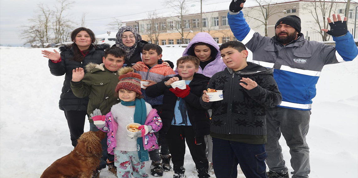 Kar topu oynayan çocuklara pizza ikramı