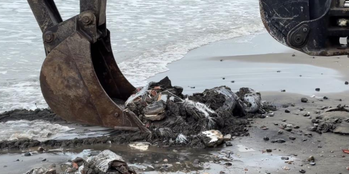 Atakum Sahilinde Çevre Skandalı: Denize Atılan İnşaat Atıkları Temizlendi