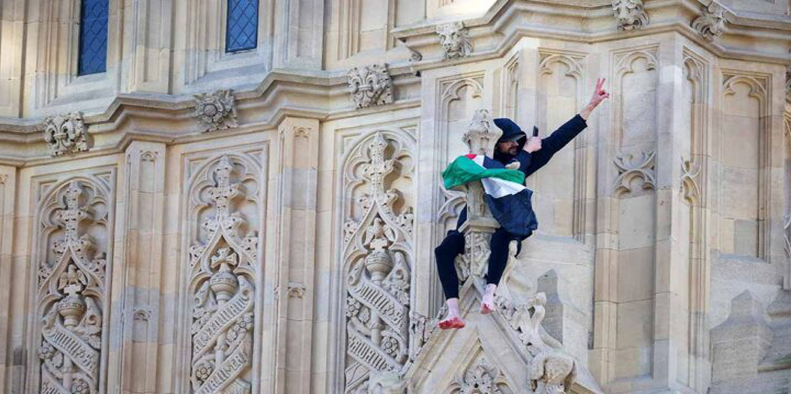 İngiltere'deki Big Ben Kulesi'ne tırmanan Filistin bayraklı şahıs, 16 saatlik eylemin ardından tutuklandı