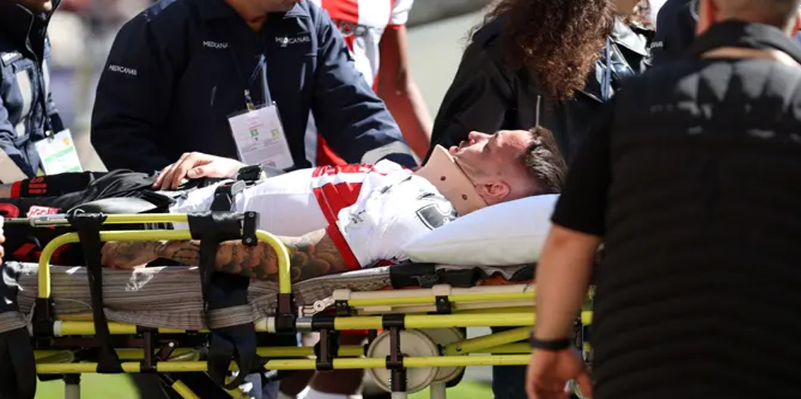Rey Manaj ambulansla hastaneye kaldırıldı