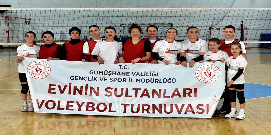 Gümüşhane'de anneler ve kızları voleybol maçında karşı karşıya geldi