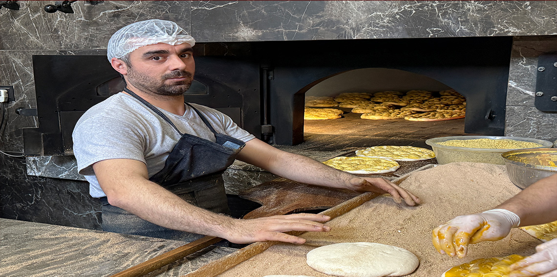 Fırıncılar iftar sofraları için ter döküyor