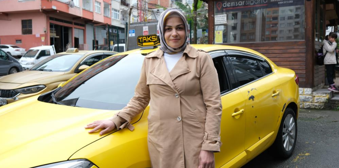 Rize’de Kadın Taksici Havva Paliç, Cesareti ve Azmiyle İlgi Odağı