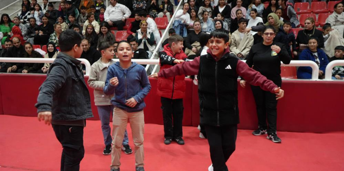 Romanlar, attıkları göbekle düşman çatlattı