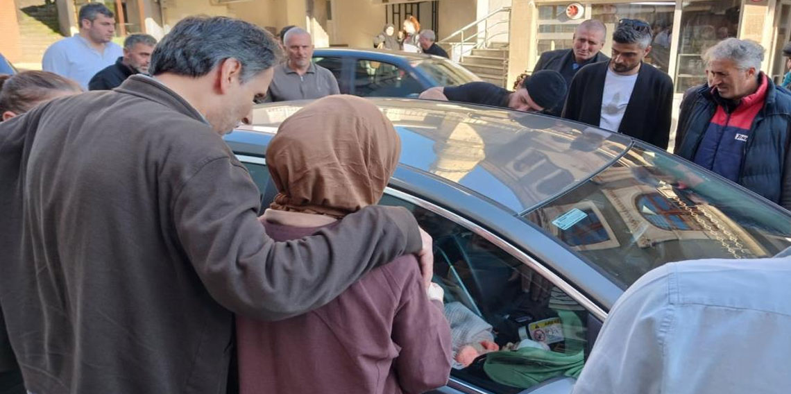 Bebek arabada kilitli kaldı; genç anne büyük korku yaşadı