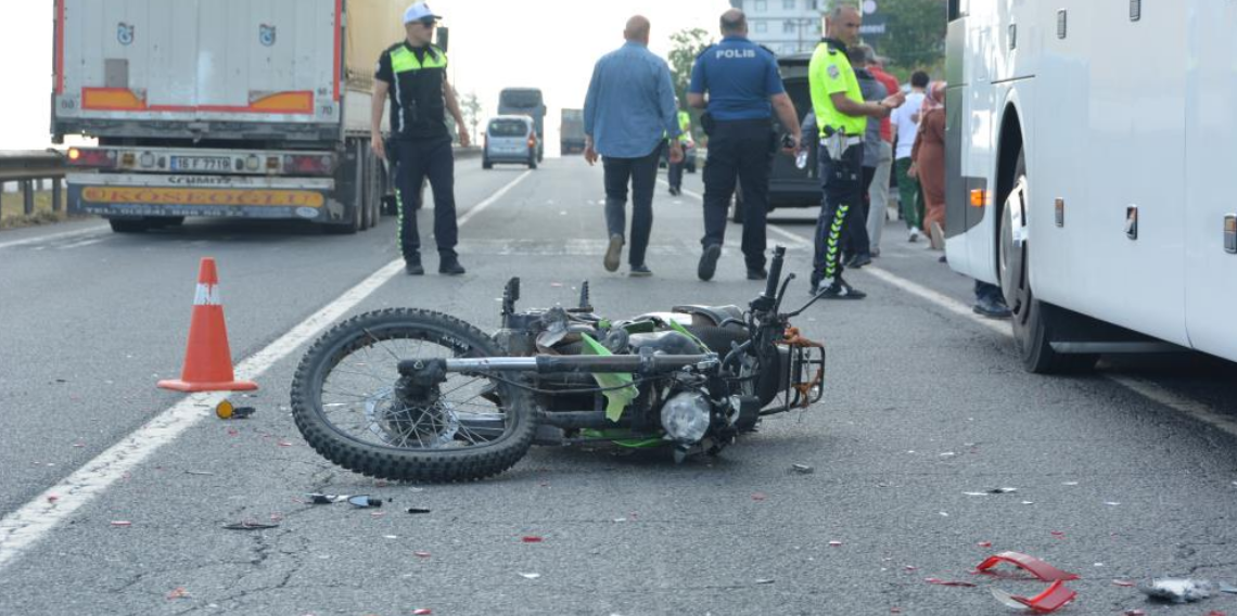 Arızalanan otobüse çarpan motosiklet sürücüsü, otomobilin çarpması sonucu can verdi