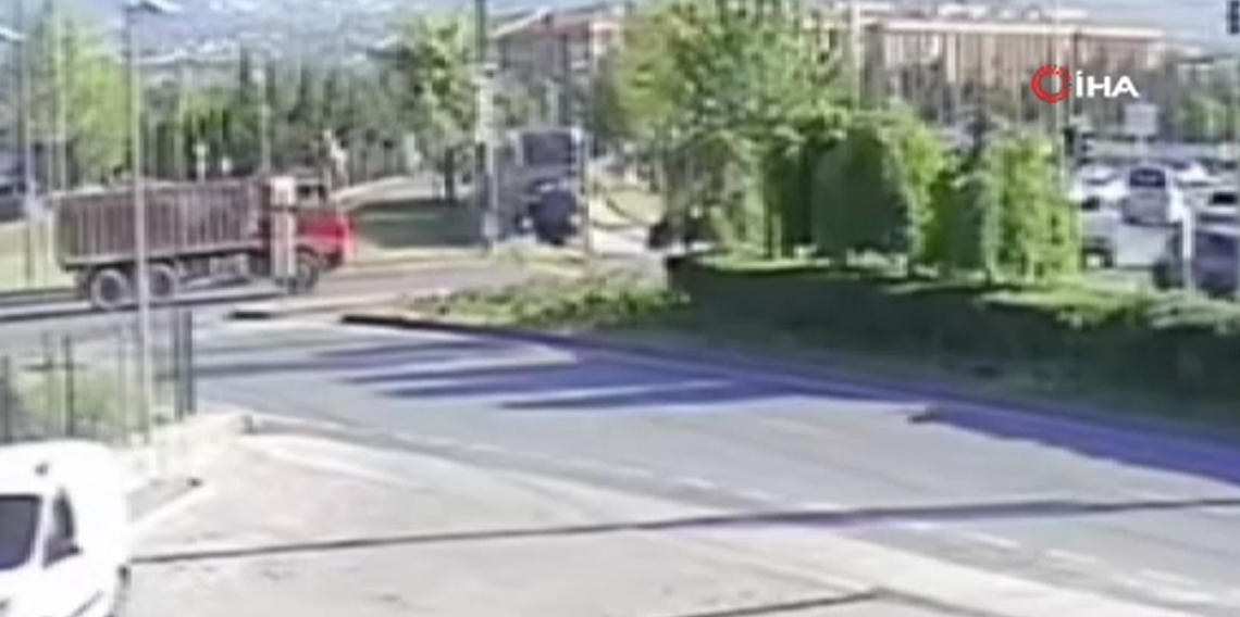 Tramvay ve kamyonun çarpıştığı kaza kamerada