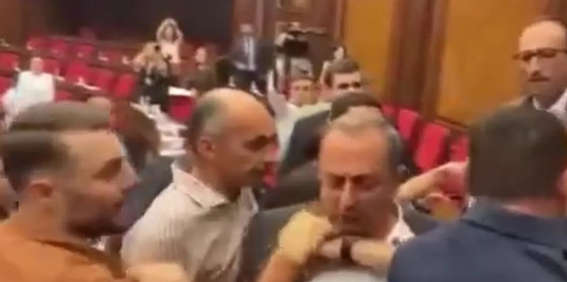 Ermenistan Parlamentosu’nda yumruklu kavga