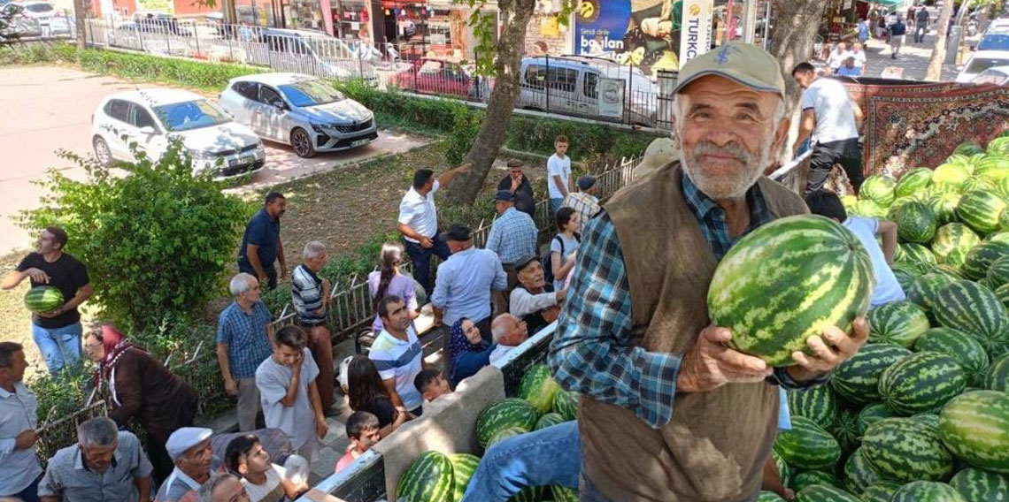 Verimi yüksek çıktı: 17 ton karpuzu ücretsiz dağıttı