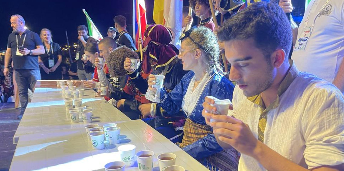 Rize'de 'En hızlı çay içme' yarışması