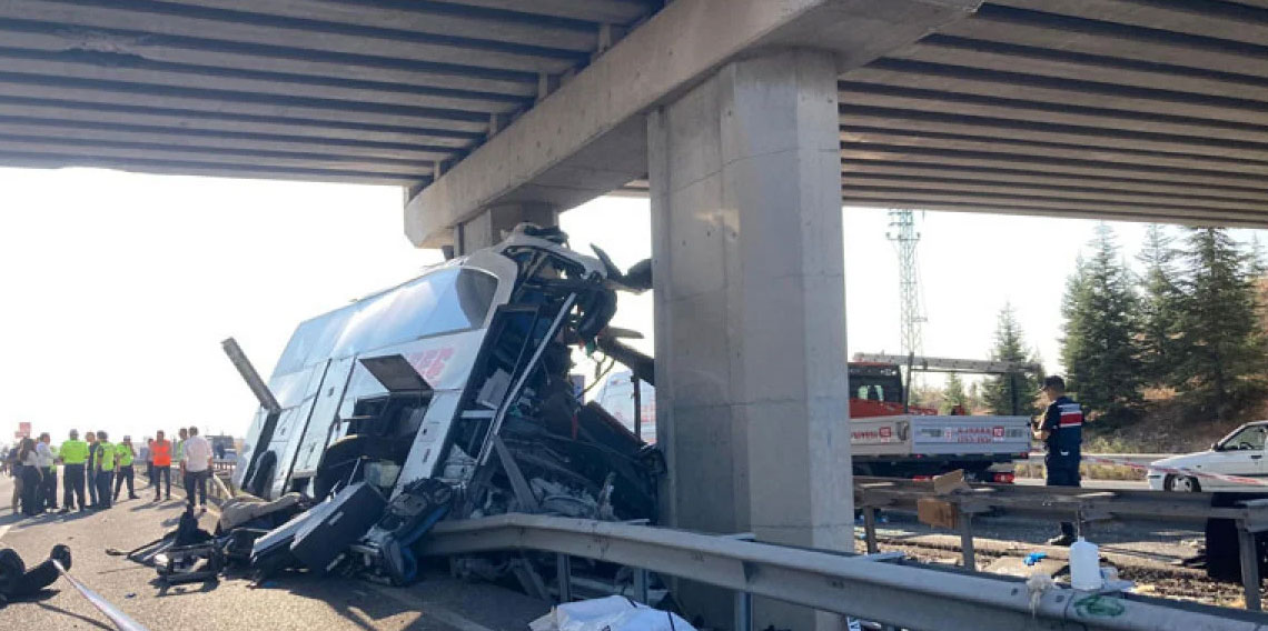 Ankara'da otobüs köprüye saplandı: Çok sayıda ölü ve yaralı var