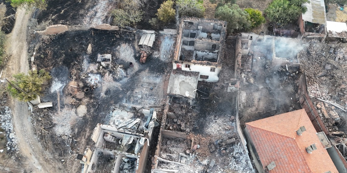 Çanakkale'de alevlere teslim olan köy böyle görüntülendi
