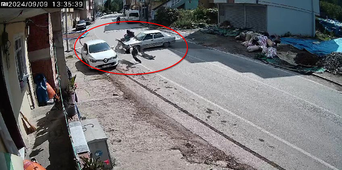 Otomobil ile çarpışan motosiklet sürücüsü havada takla attı