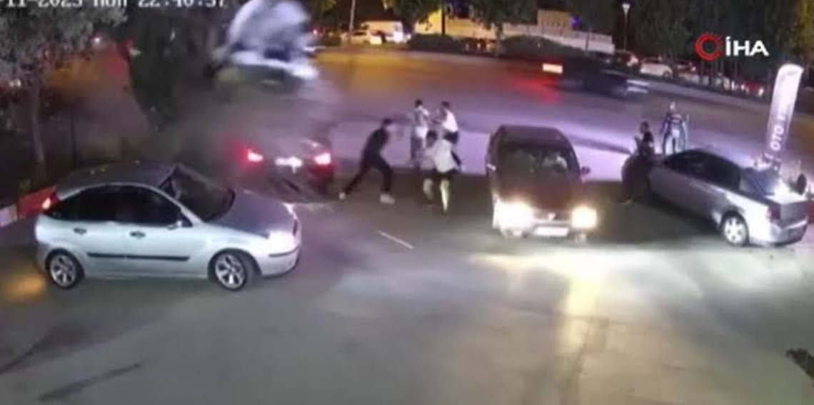 Ankara’da kontrolden çıkan aracın oto yıkamacıya uçtuğu anlar kamerada