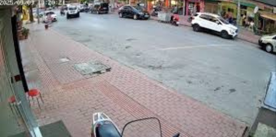 Cipe çarpan motosikletli metrelerce havaya savruldu: Kaza anı kamerada