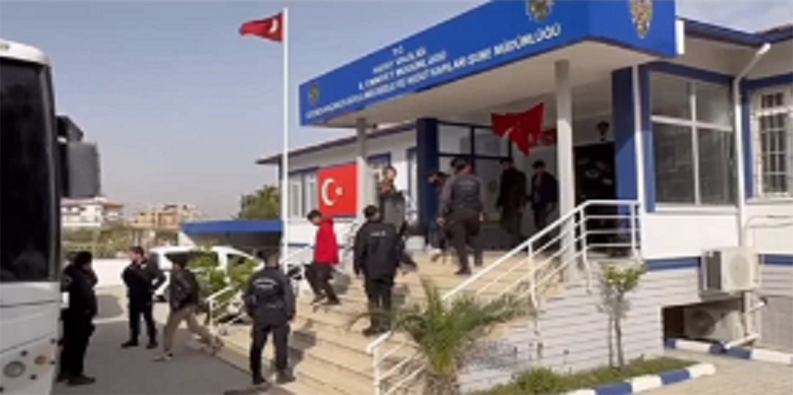 Hatay'da 60 kaçak göçmen yakalandı, 3 organizatör tutuklandı