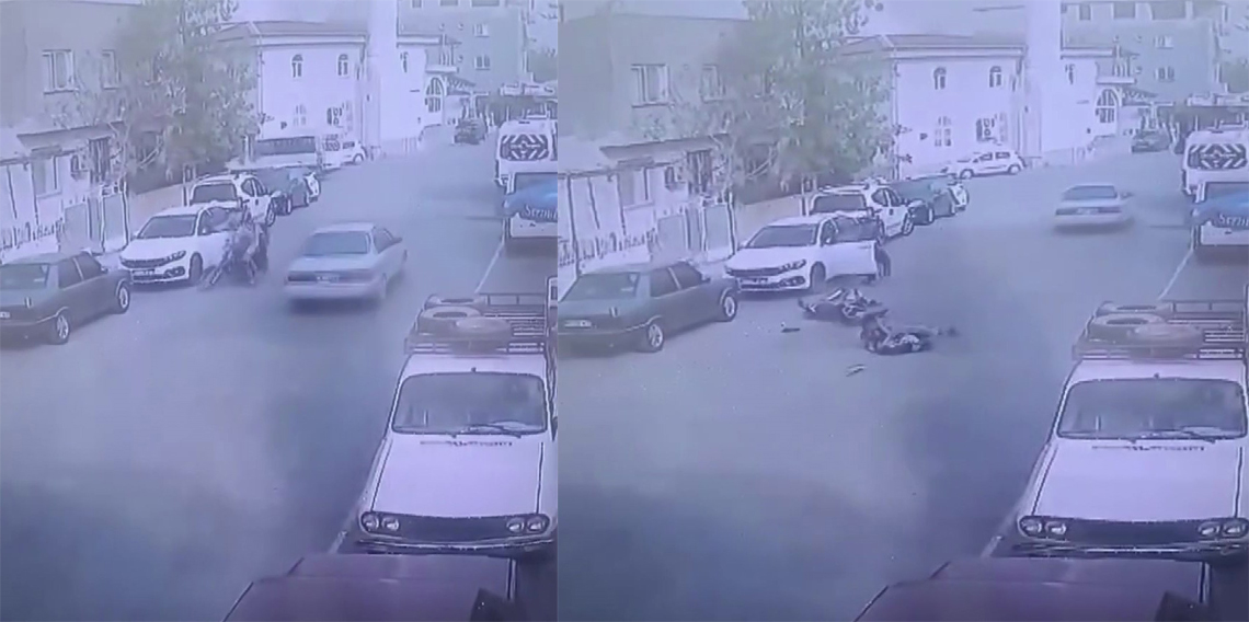 Dikkatsiz sürücünün kapıyı açmasıyla motosikletteki 2 kişi yere yığıldı