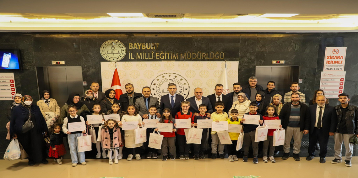 Minik Eller Tasarlıyor projesi kapsamında farklı model çantalar tasarlandı