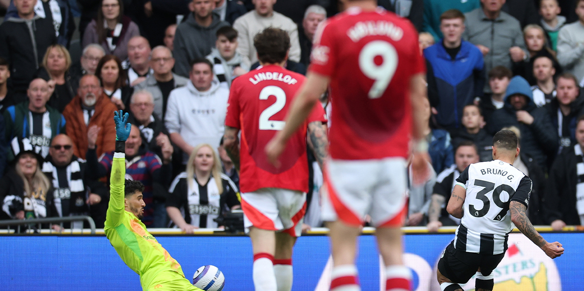 Altay Bayındır, Premier Lig’de ilk kez oynadı