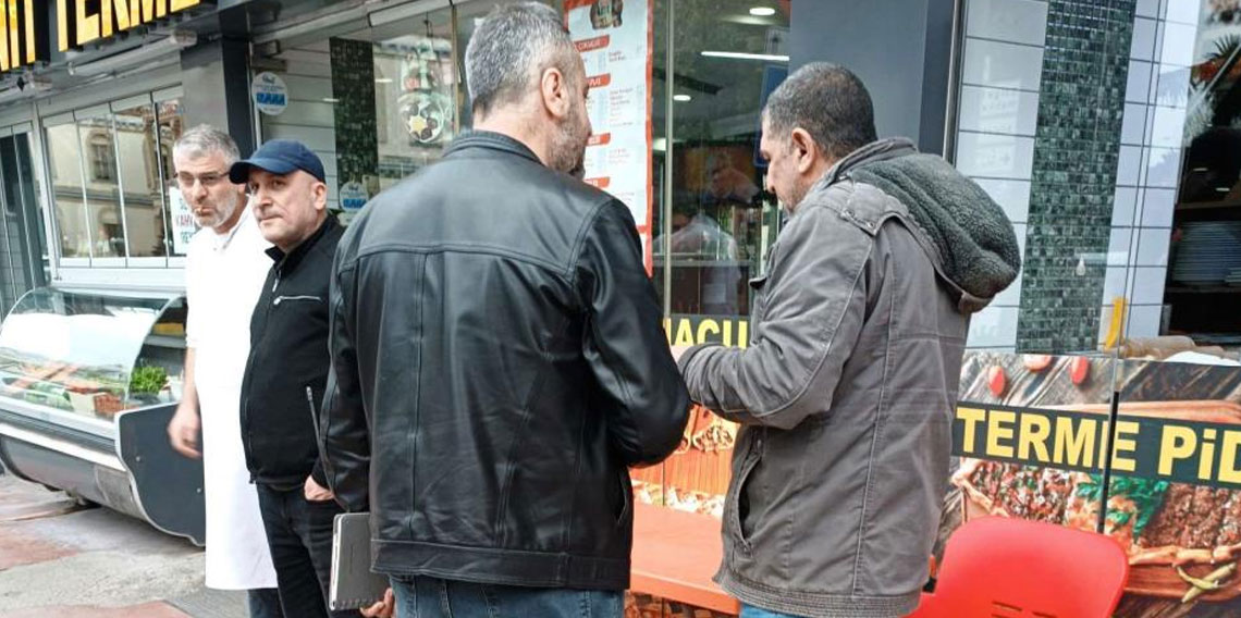 Telefondaki sahte polisten, yanındaki gerçek polis sayesinde kurtuldu