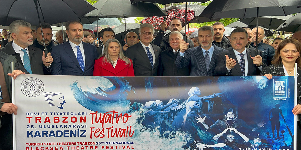 25. Uluslararası Karadeniz Tiyatro Festivali'nin açılışı yağmur altında yapıldı