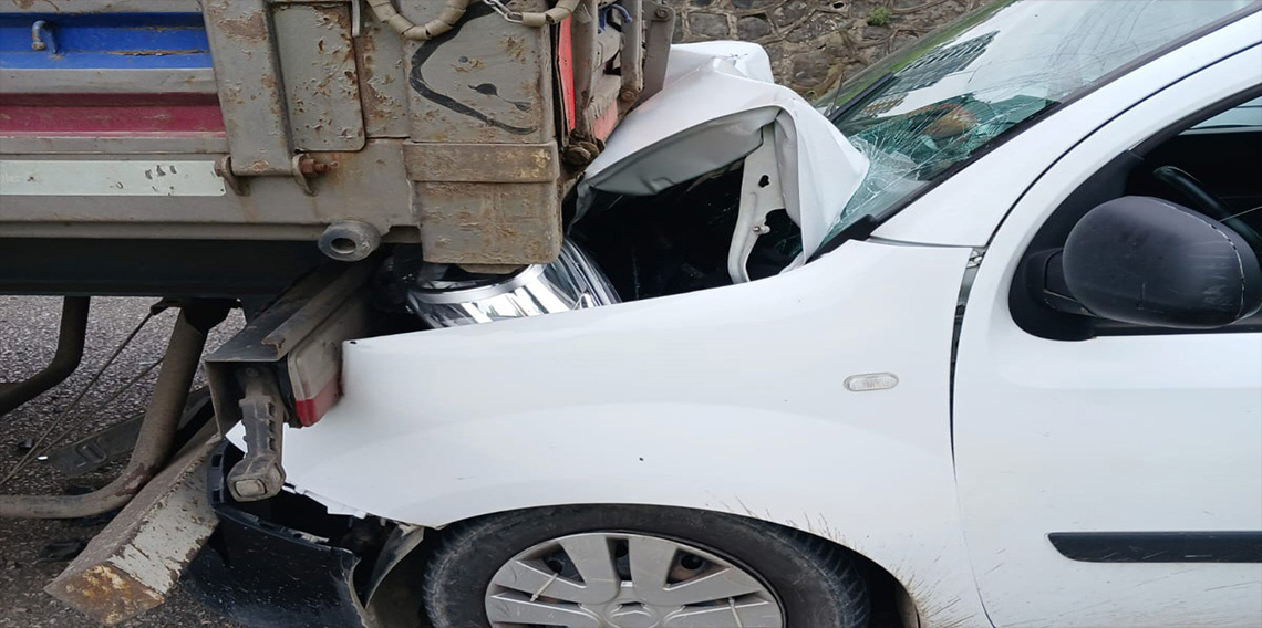 Samsun'da hafif ticari araç tıra çarptı