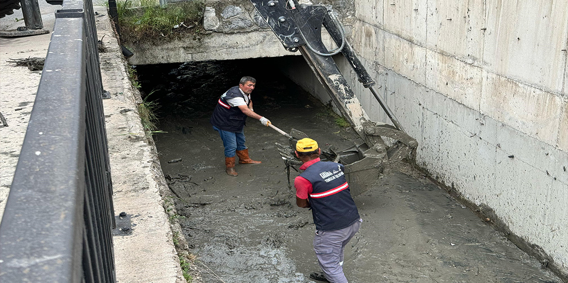 Karabük Belediyesinden dere yataklarında temizlik çalışması