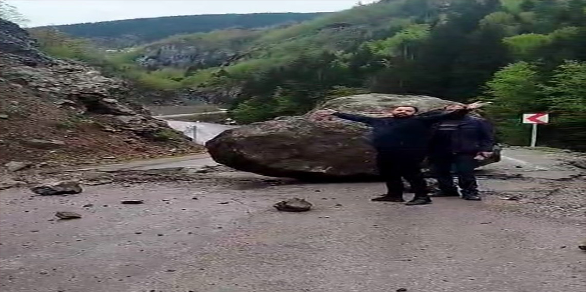 Yaylaya gidenler devasa kayanın altında kalmaktan saniyelerle kurtuldu