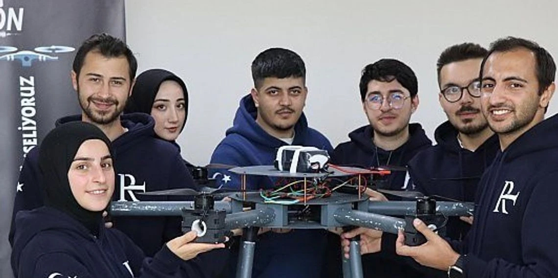 Gençlerimiz yıkımın içinden hayatı gösteren dron üretti
