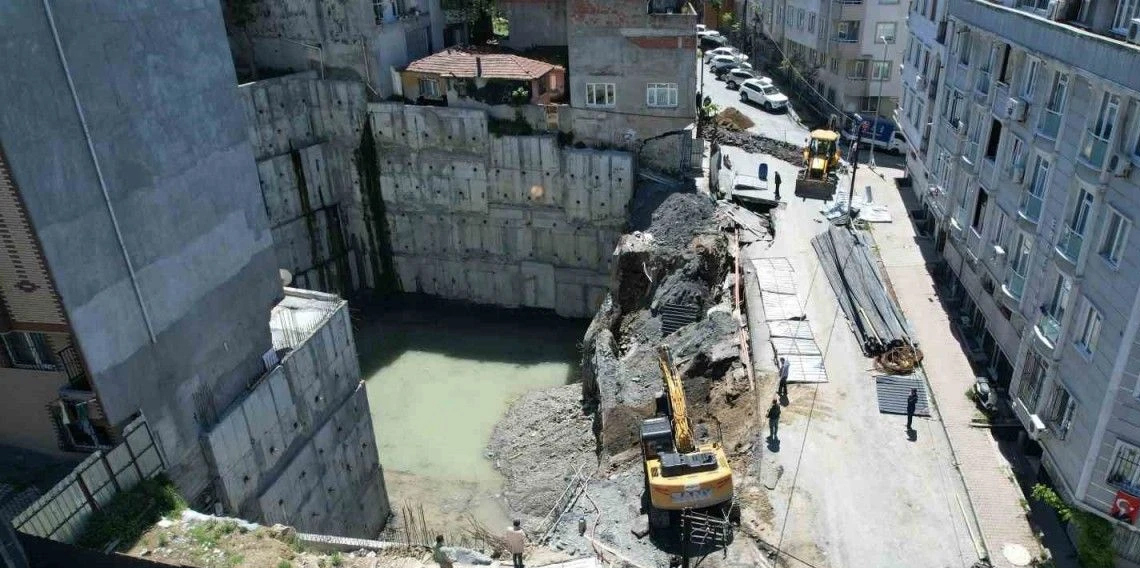 Gaziosmanpaşa’da inşaat çalışmaları esnasında yol çöktü