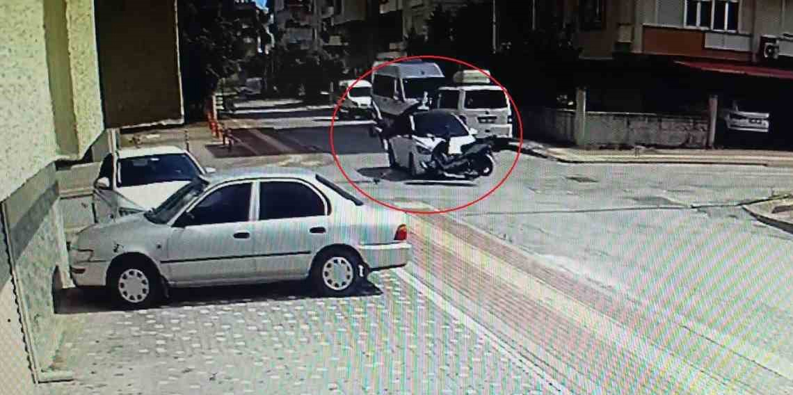 Otomobille çarpışan motosiklet sürücüsü havada taklalar attı
