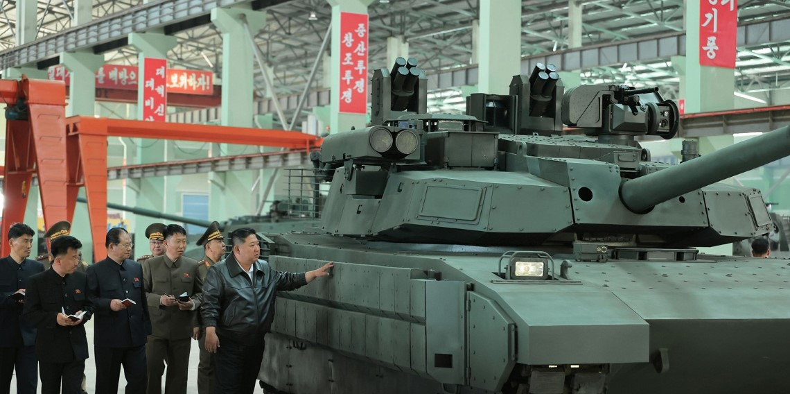 Kuzey Kore lideri Kim tank fabrikasını gezdi, daha fazla üretim talimatı verdi