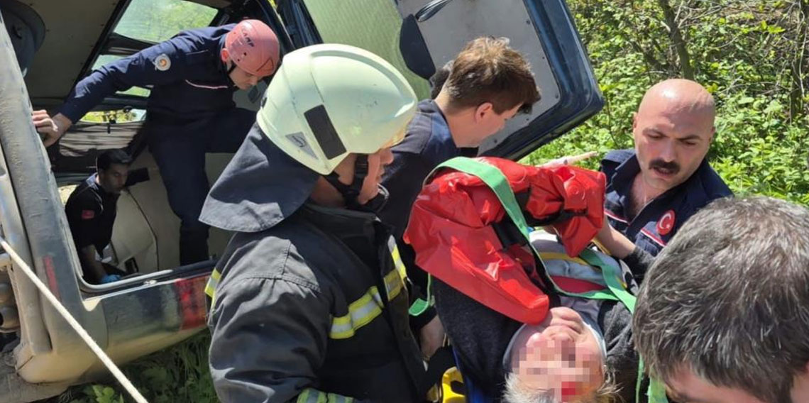 Kontrolden çıkan hafif ticari araç devrildi: 2 yaralı